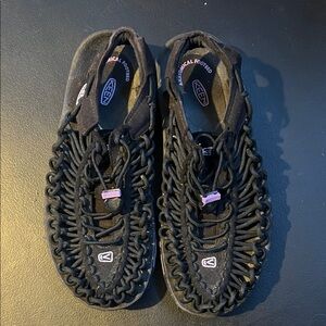 Keen Women's UNEEK Bungee Cord Woven Sandals Purple and Black Style # 1012199